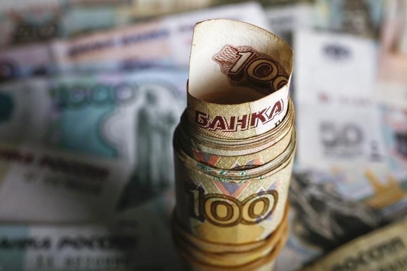 动荡时期现金为王？俄罗斯人3月提取外币存款近100亿美元