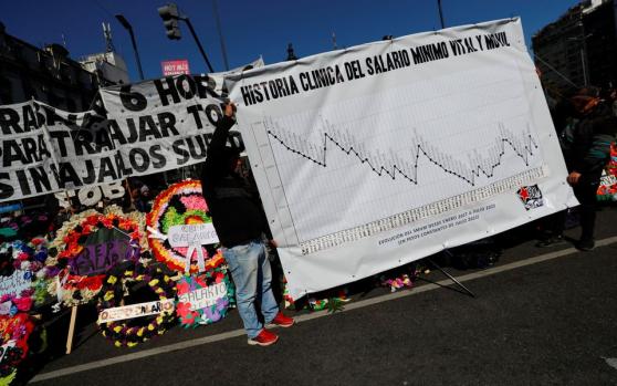 活久见！阿根廷通胀率到年底恐升至90% 民众竟为工资“办葬礼”